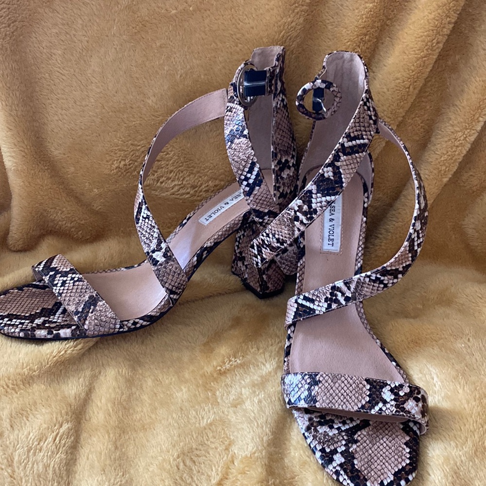 NWOT Chelsea & Violet snack print sandal size 10